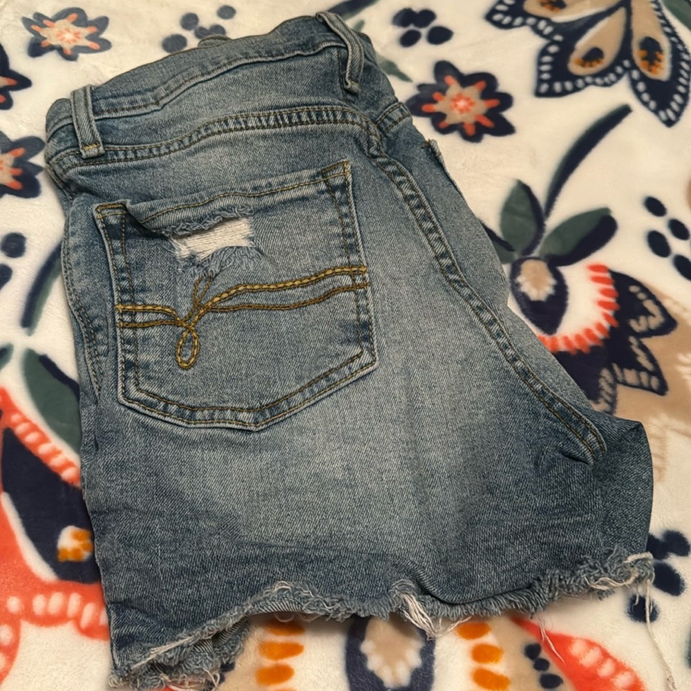 Levi’s Jean shorts 0-w24